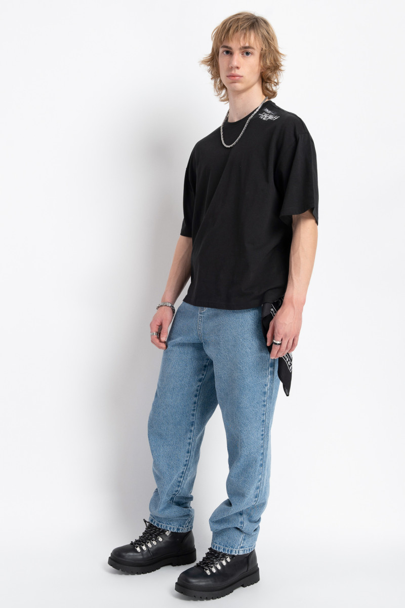 Czarny t-shirt BOXY z minimalistycznym nadrukiem