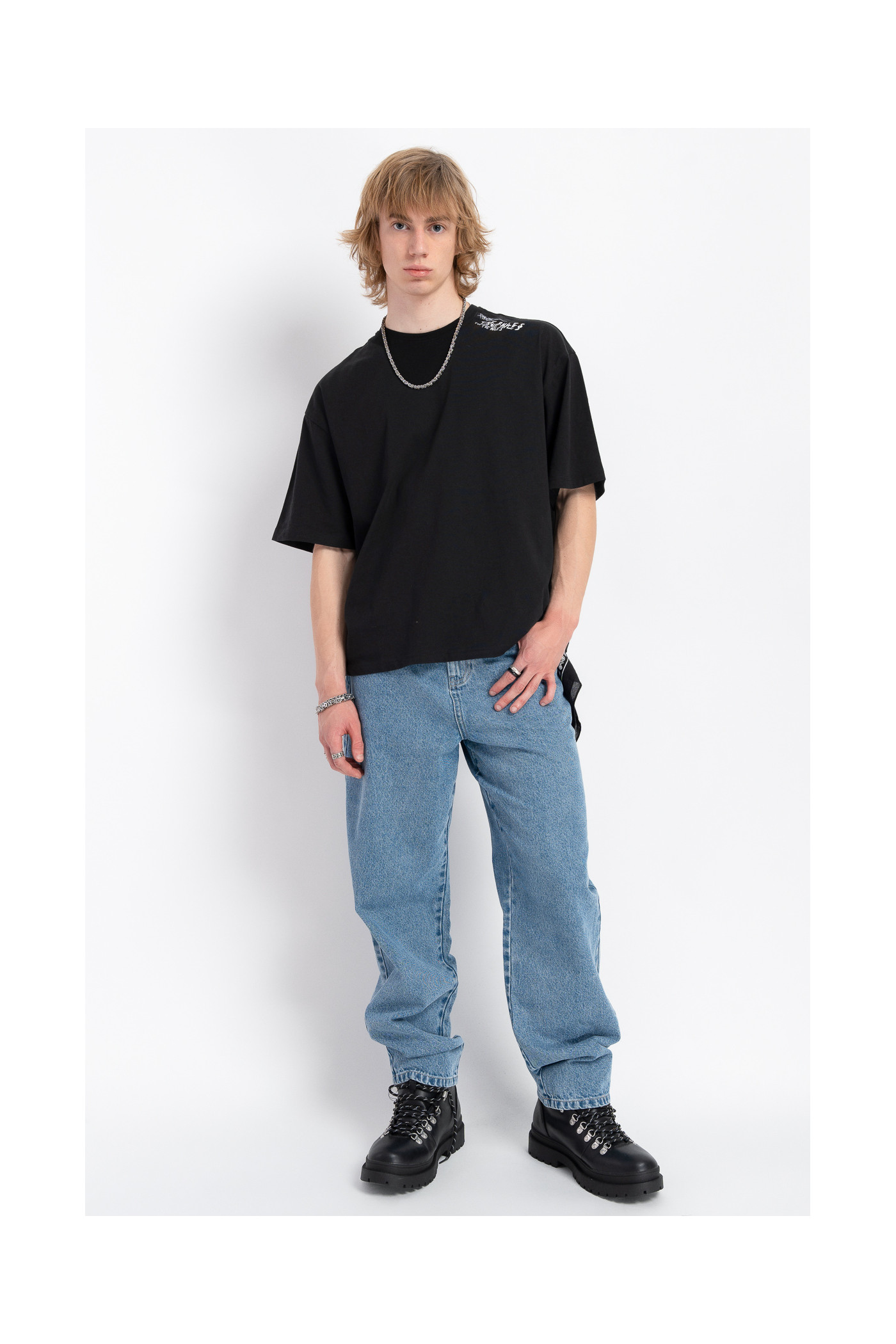 Czarny t-shirt BOXY z minimalistycznym nadrukiem