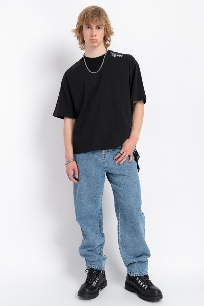 Czarny t-shirt BOXY z minimalistycznym nadrukiem