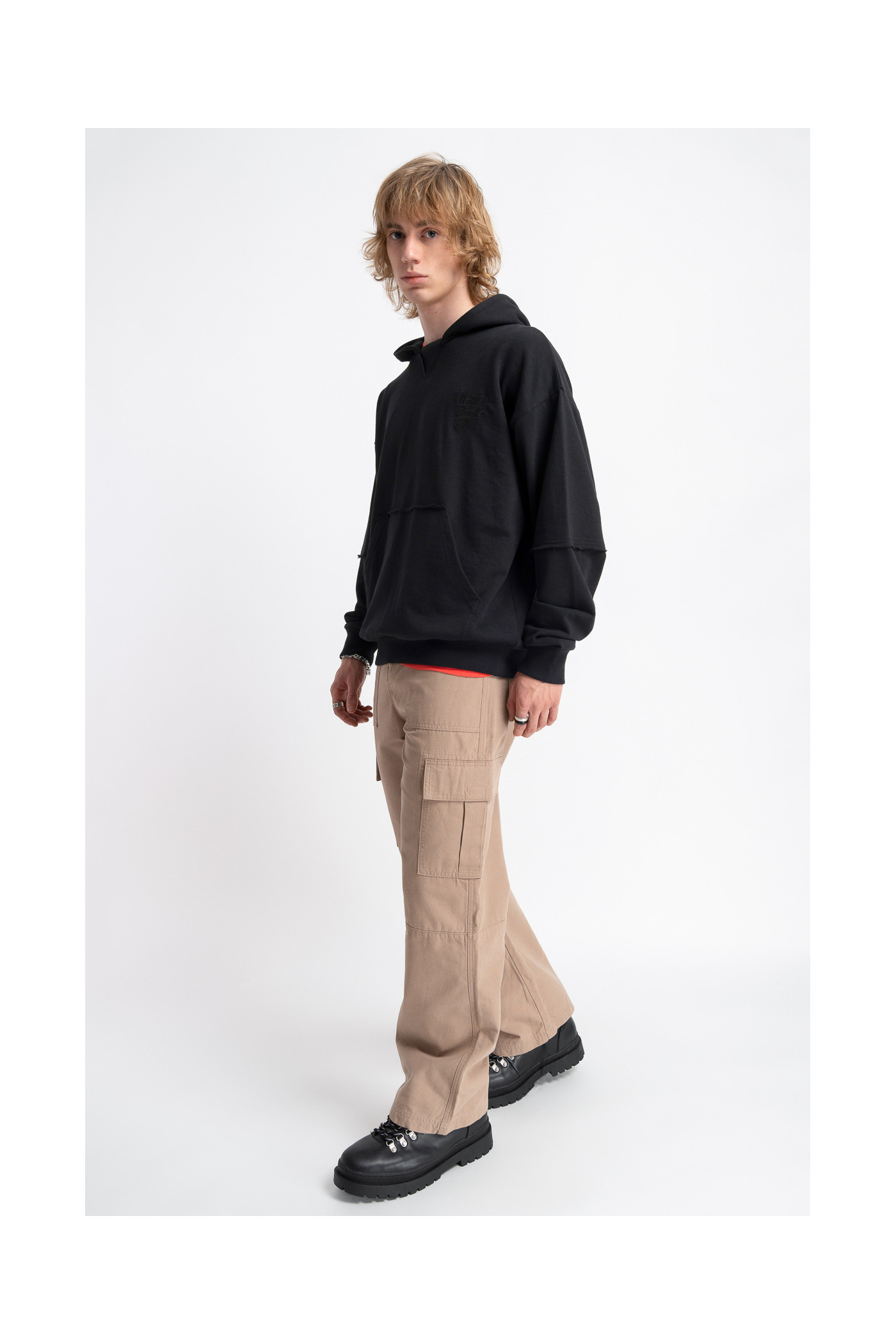 Czarna bluza z kapturem BOXY z minimalistycznym nadrukiem