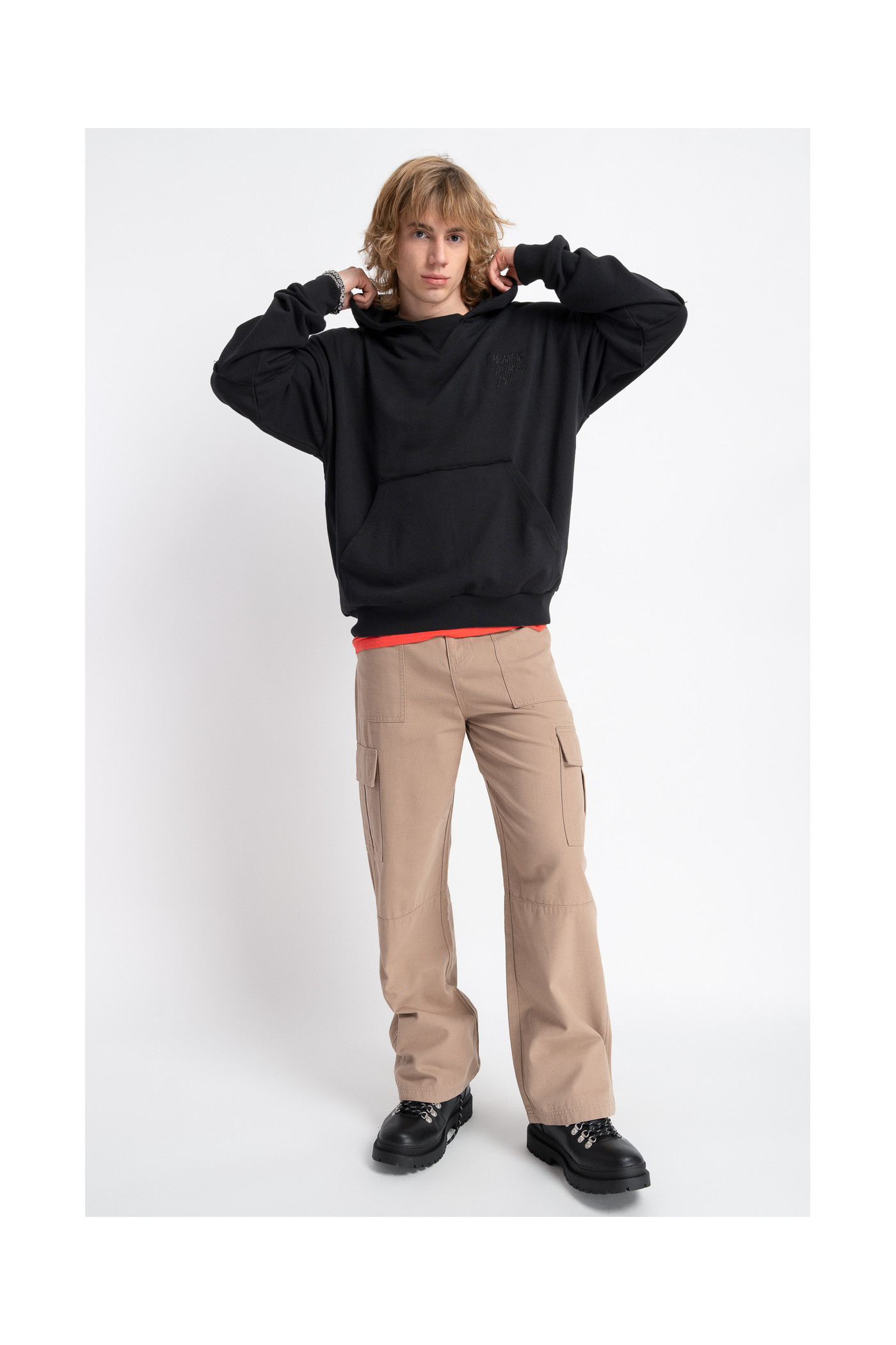 Czarna bluza z kapturem BOXY z minimalistycznym nadrukiem