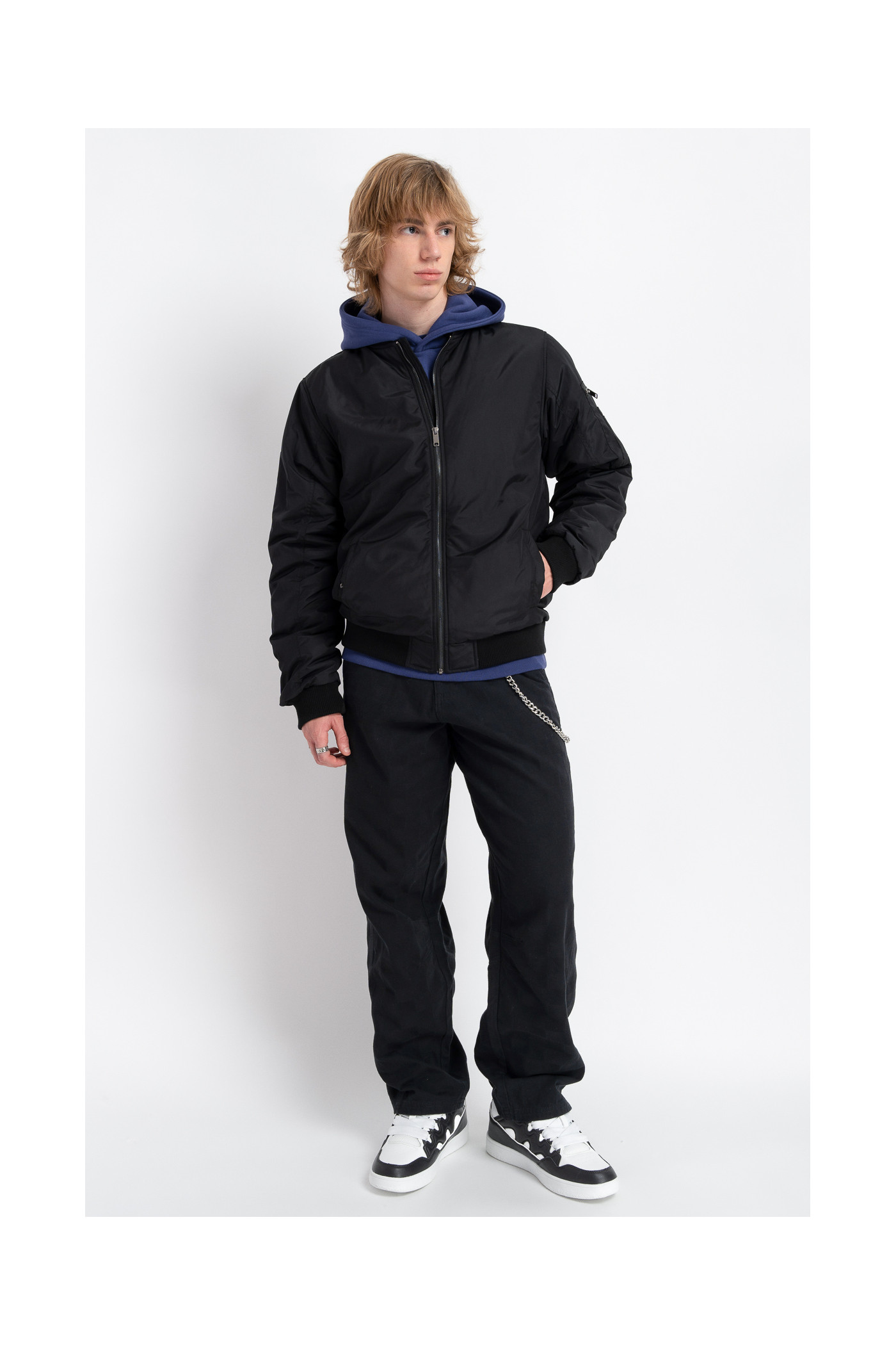 Czarna kurtka typu bomberka lekko ocieplana