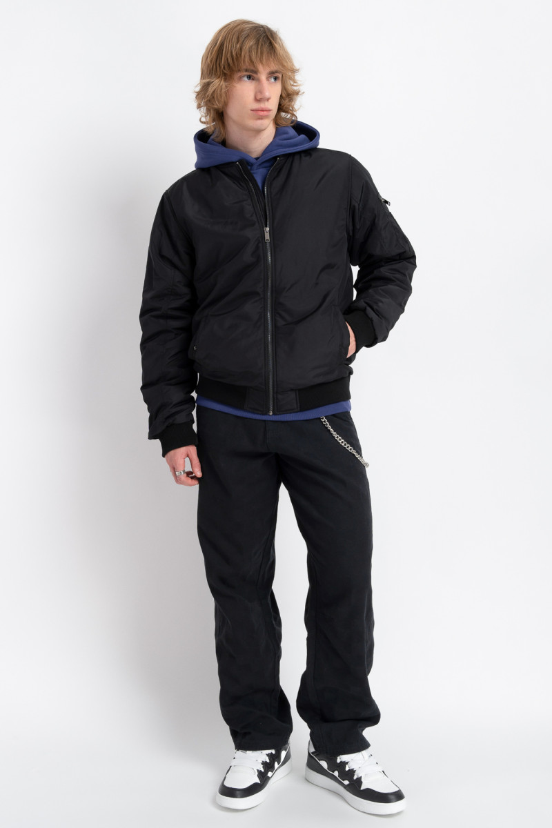 Czarna kurtka typu bomberka lekko ocieplana