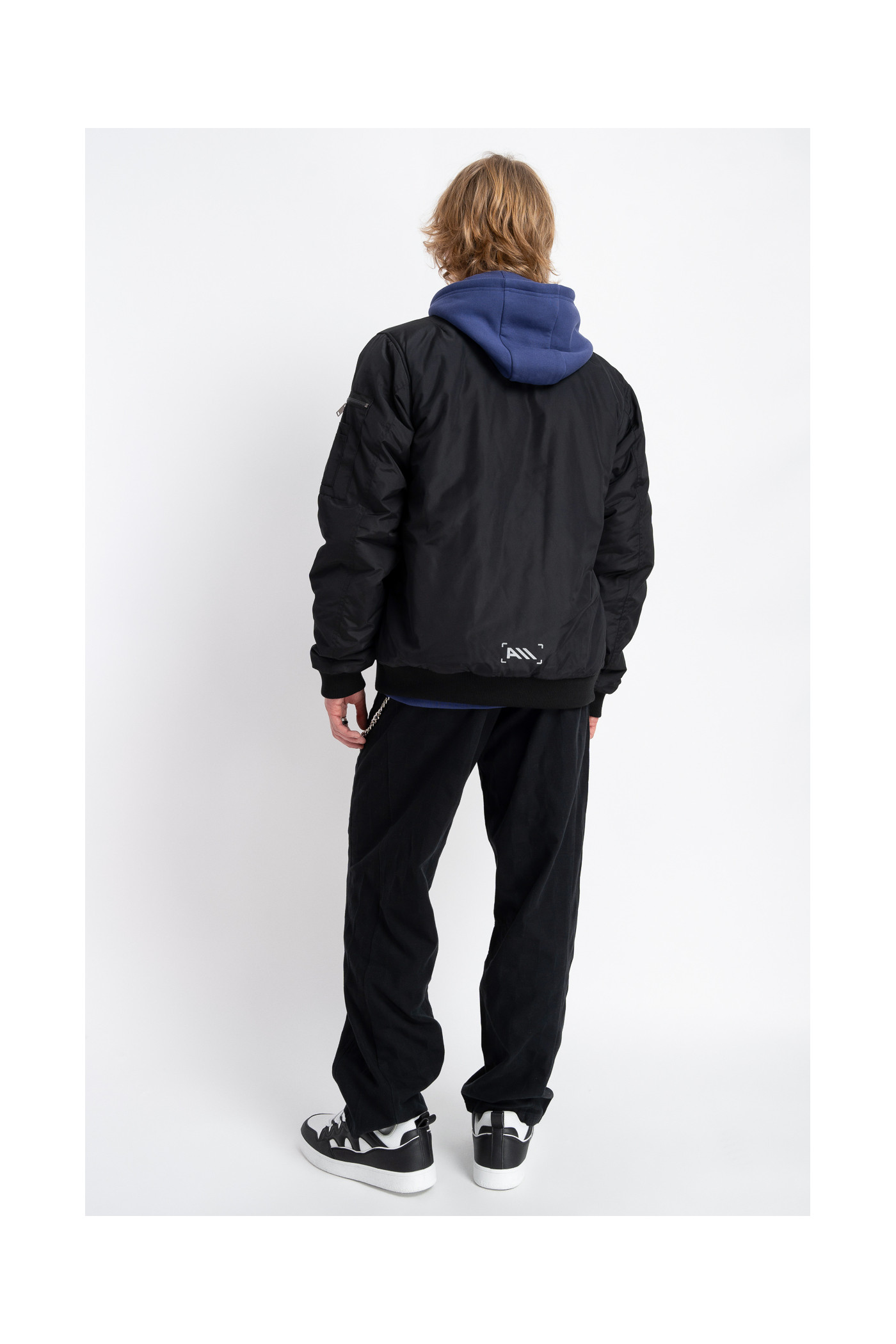 Czarna kurtka typu bomberka lekko ocieplana