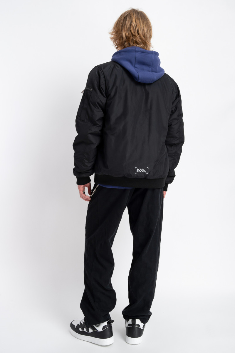 Czarna kurtka typu bomberka lekko ocieplana