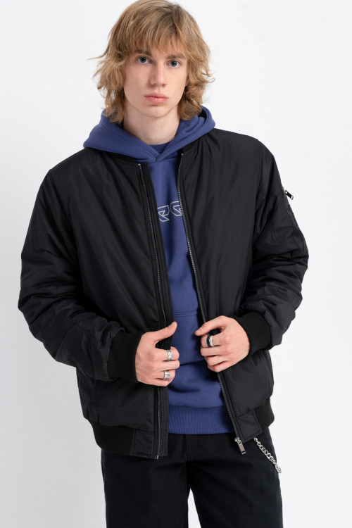 Czarna kurtka typu bomberka lekko ocieplana