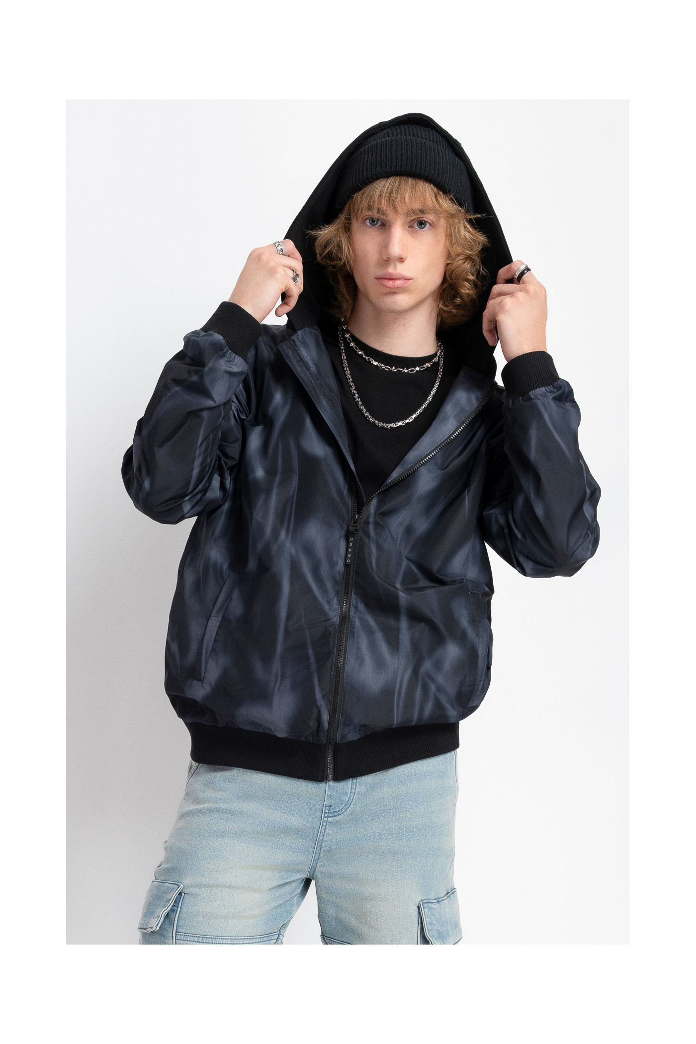 Niebieska kurtka przejściowa z kapturem z efektem cieniowania