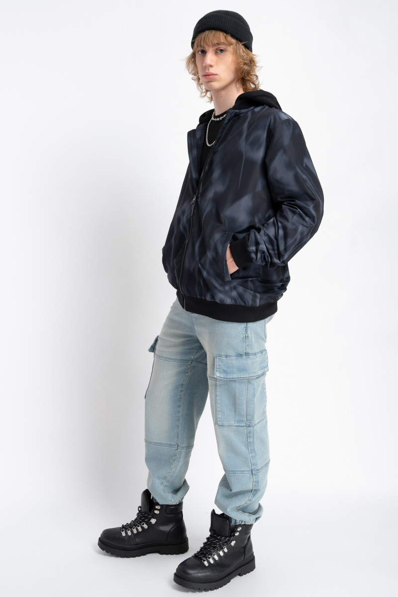 Niebieska kurtka przejściowa z kapturem z efektem cieniowania