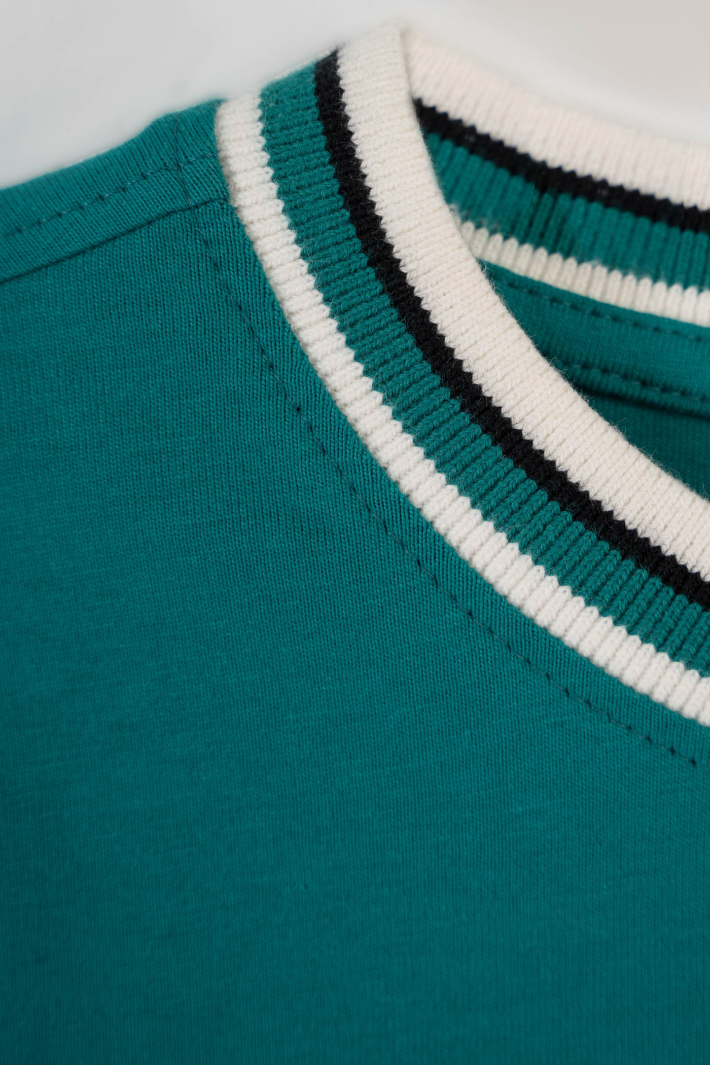 T-shirt w kolorze morskim z grafiką na piersi T-shirt w kolorze morskim z grafiką na piersi