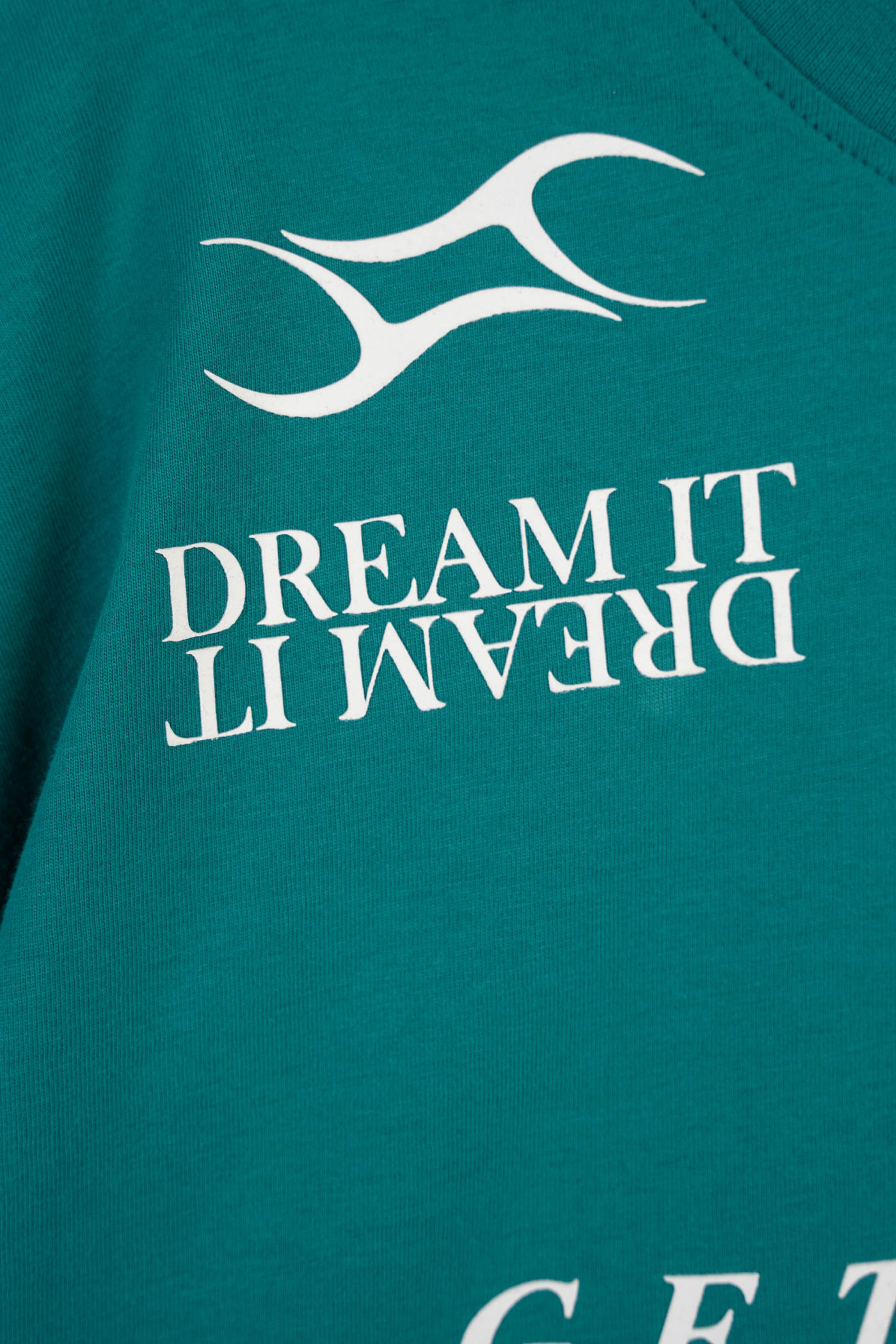 T-shirt w kolorze morskim z kontrastową grafiką z przodu