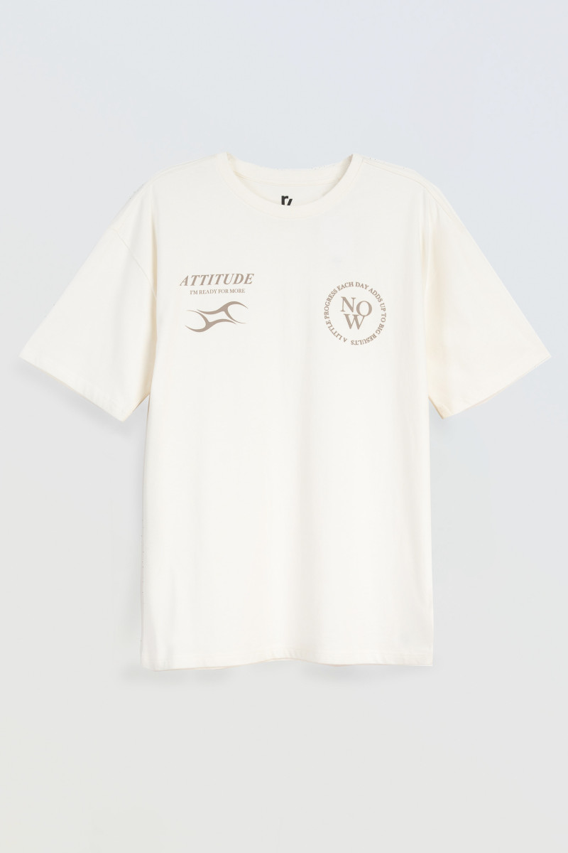 Kremowym t-shirt w stylu collage z grafiką na wysokości piersi