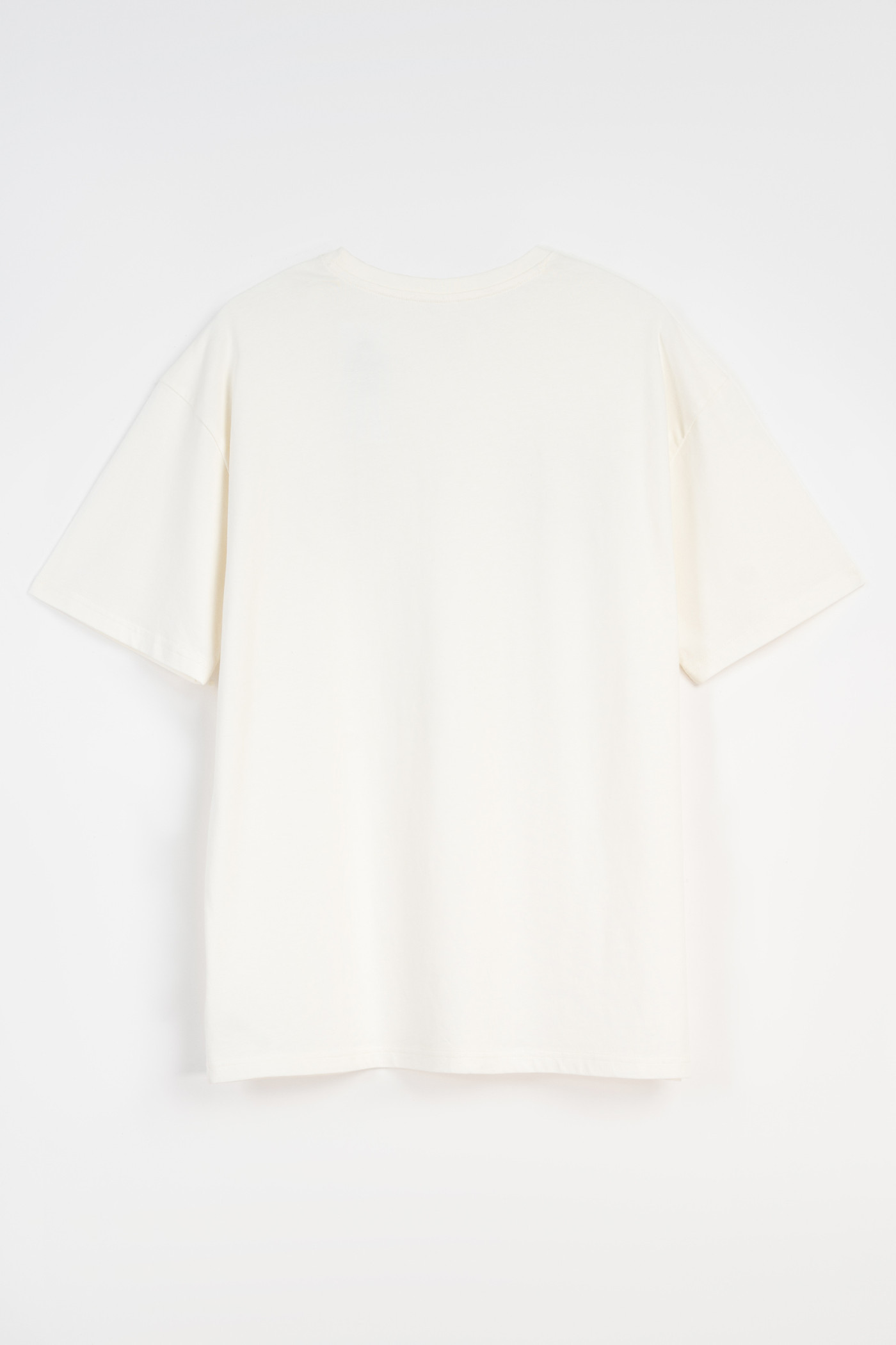 Kremowym t-shirt w stylu collage z grafiką na wysokości piersi