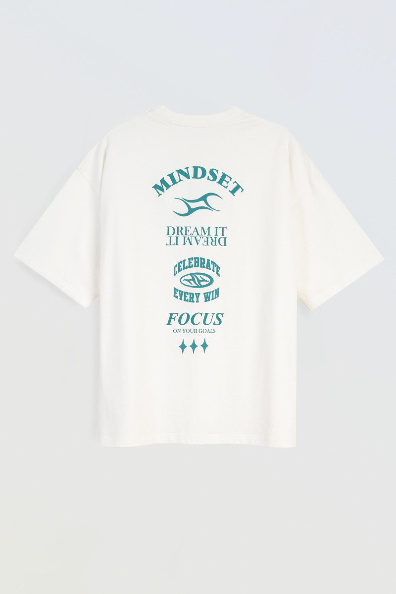 Kremowy t-shirt w stylu collage z grafiką z tyłu