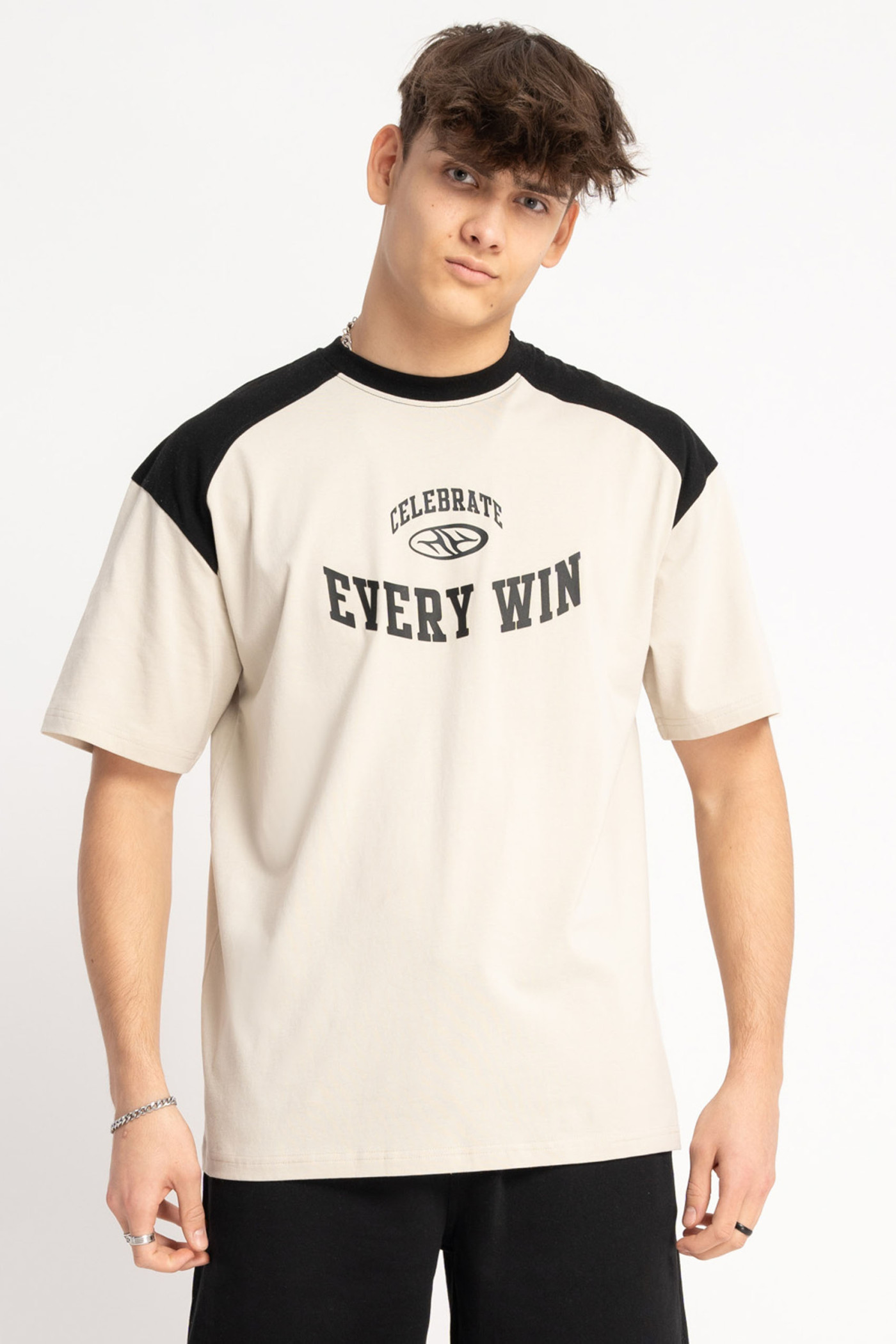 Kremowo-czarny t-shirt w stylu collage grafiką z przodu