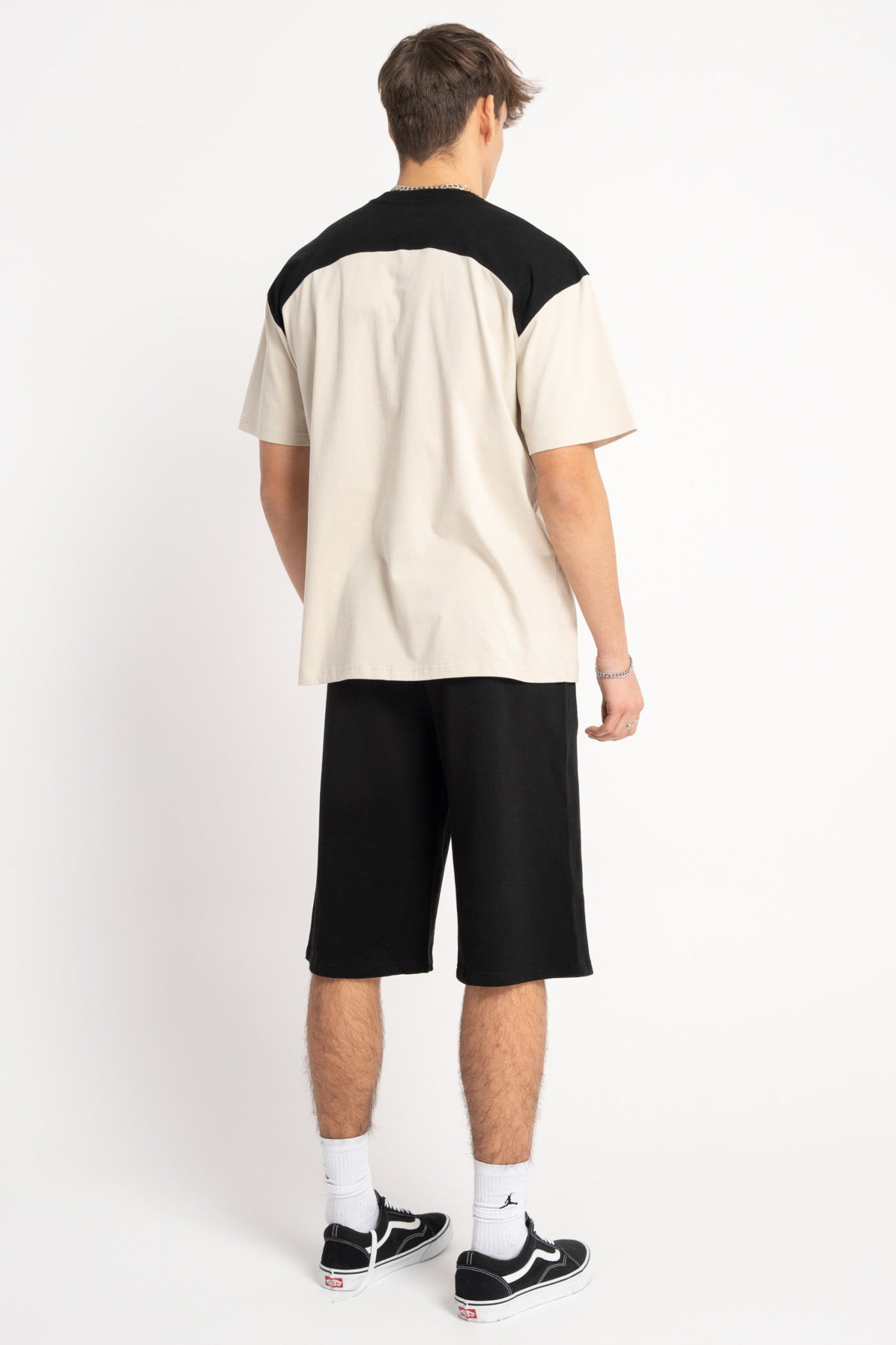 Kremowo-czarny t-shirt w stylu collage grafiką z przodu