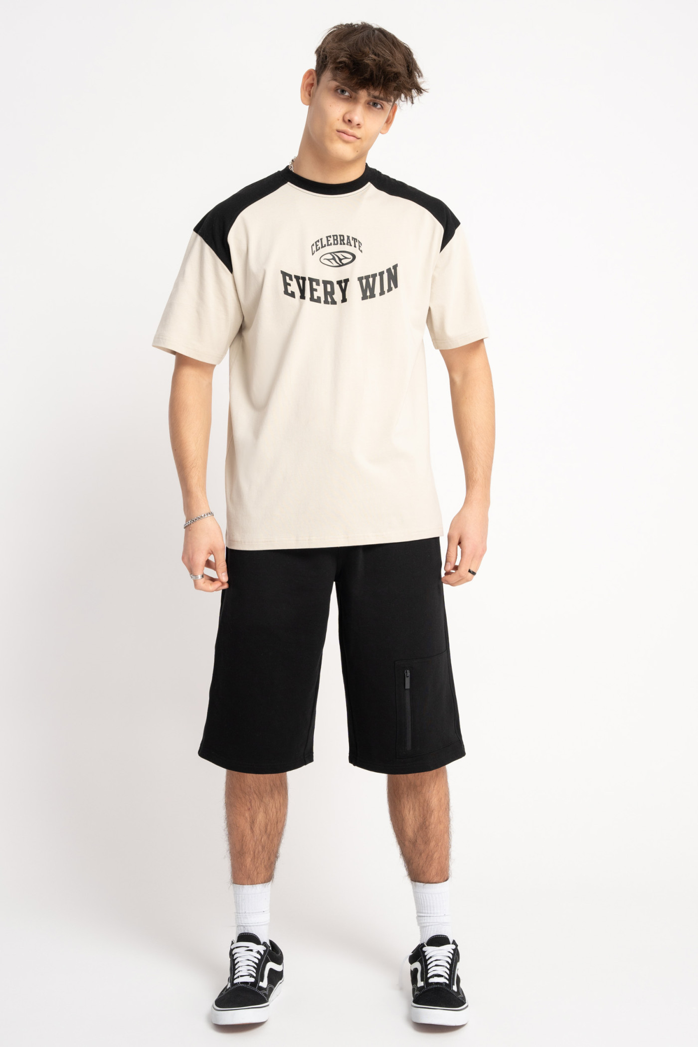 Kremowo-czarny t-shirt w stylu collage grafiką z przodu