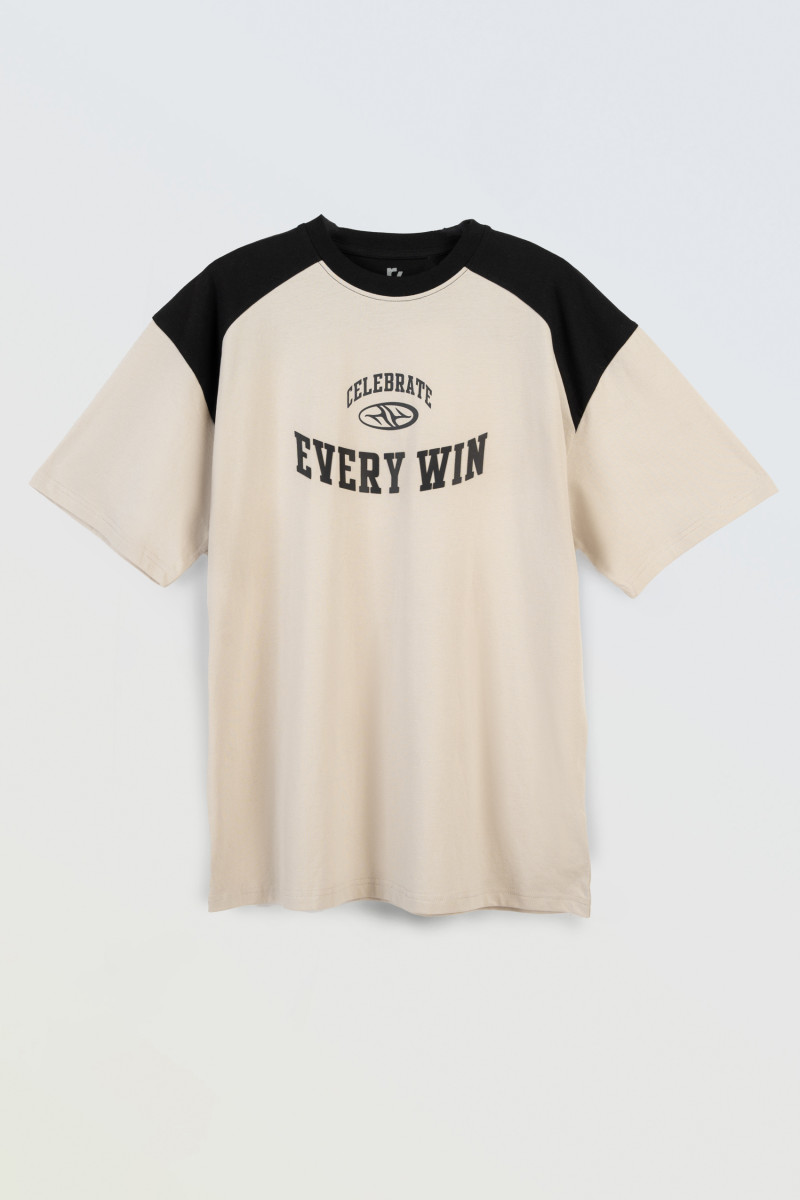 Kremowo-czarny t-shirt w stylu collage grafiką z przodu