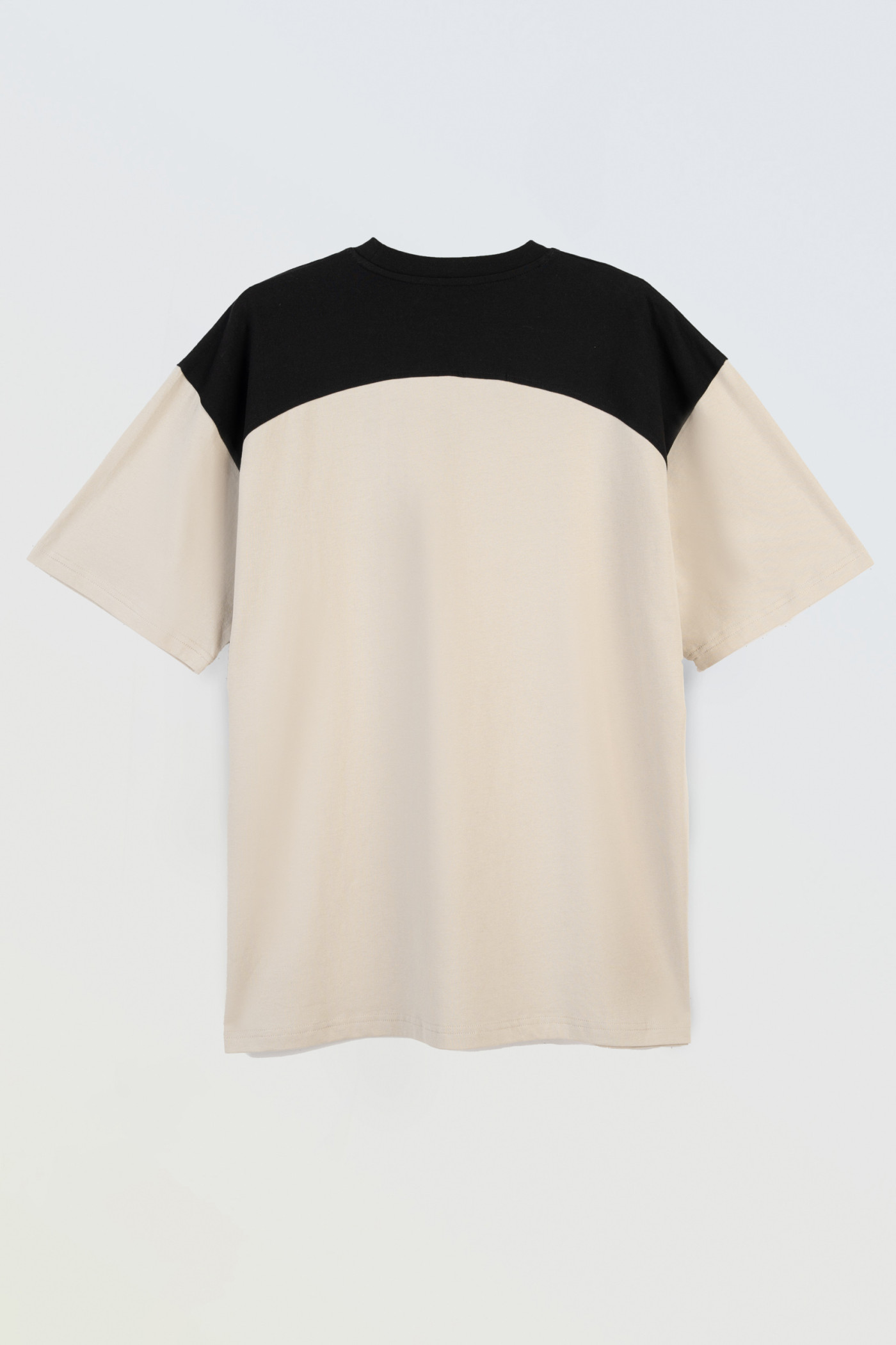 Kremowo-czarny t-shirt w stylu collage grafiką z przodu