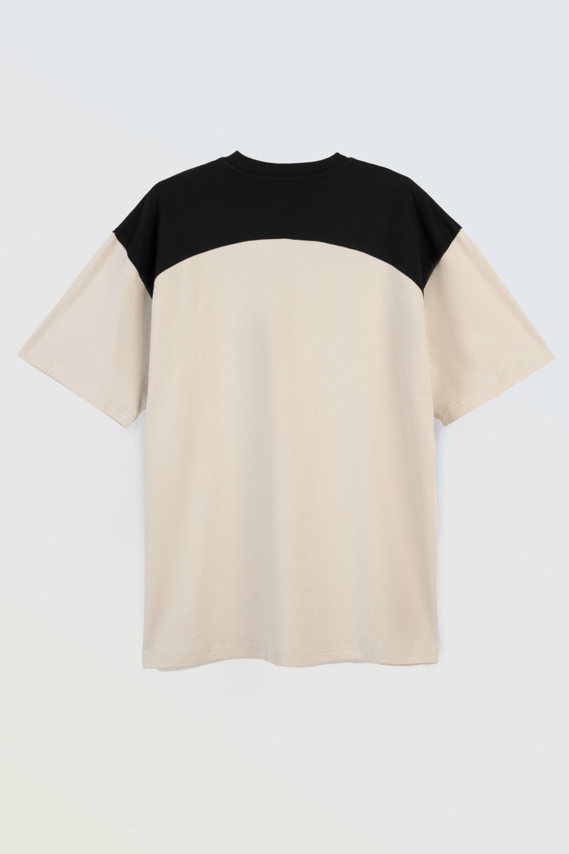 Kremowo-czarny t-shirt w stylu collage grafiką z przodu