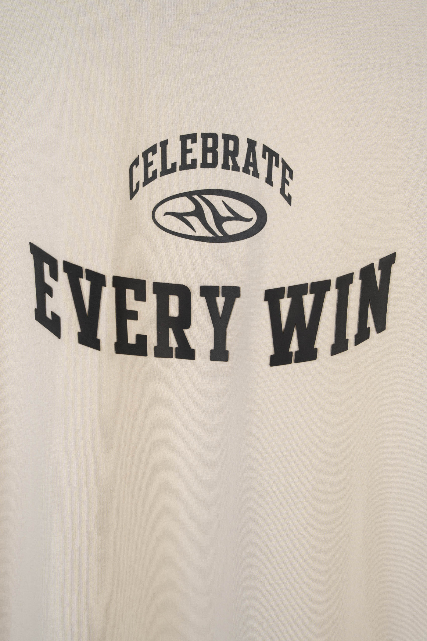 Kremowo-czarny t-shirt w stylu collage grafiką z przodu