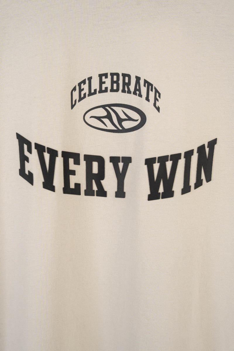 Kremowo-czarny t-shirt w stylu collage grafiką z przodu