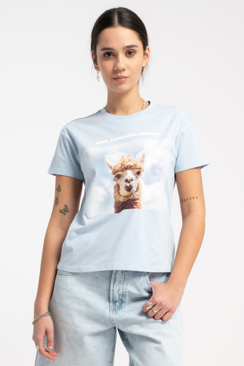 Błękitny t-shirt z autorską grafiką z przodu