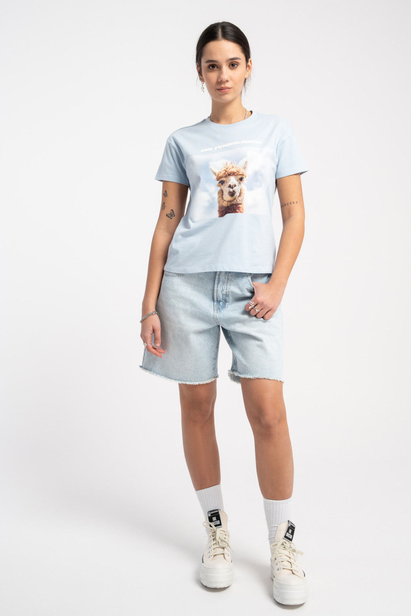 Błękitny t-shirt z autorską grafiką z przodu