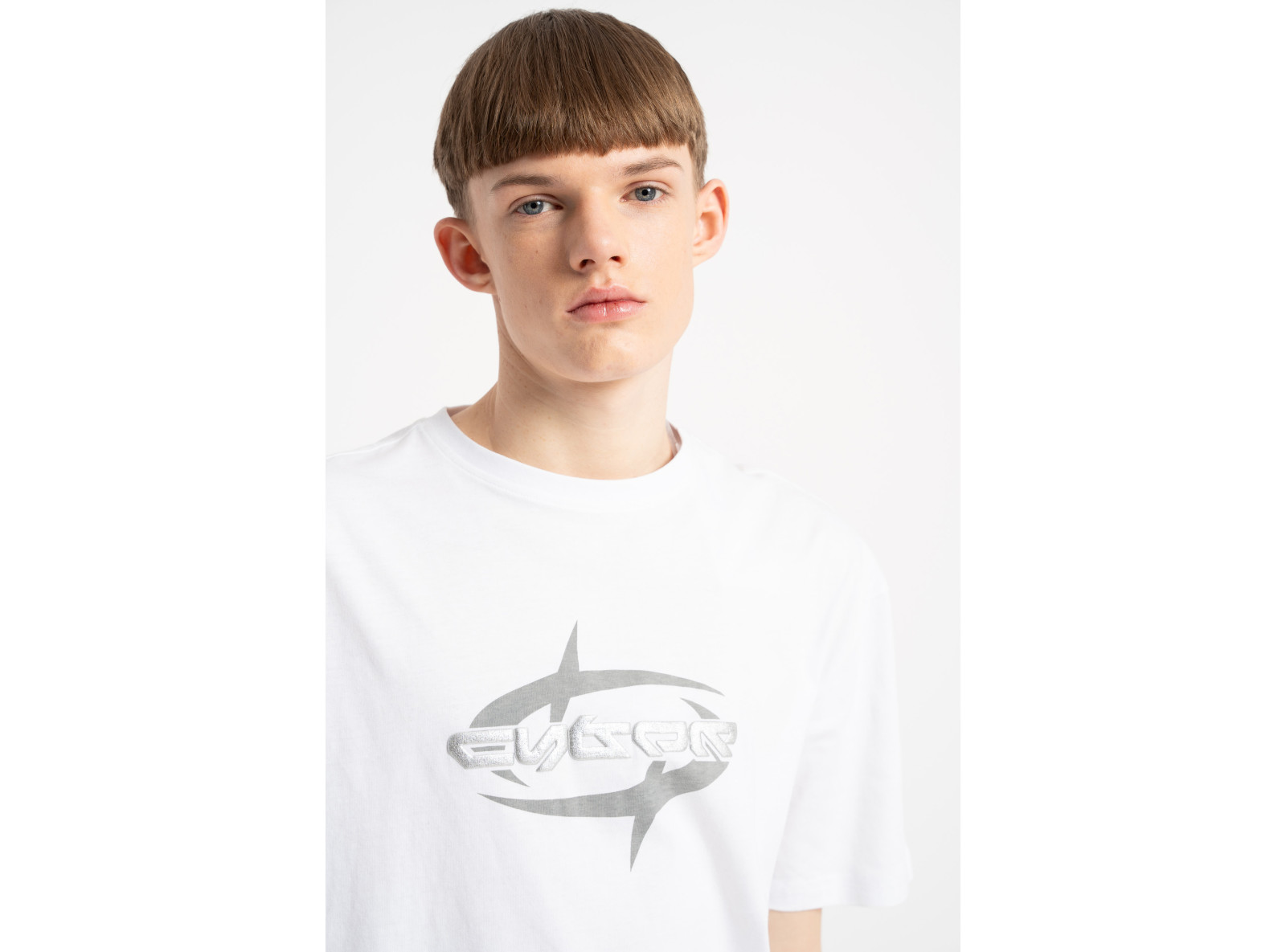 Biały t-shirt z autorską grafiką z przodu