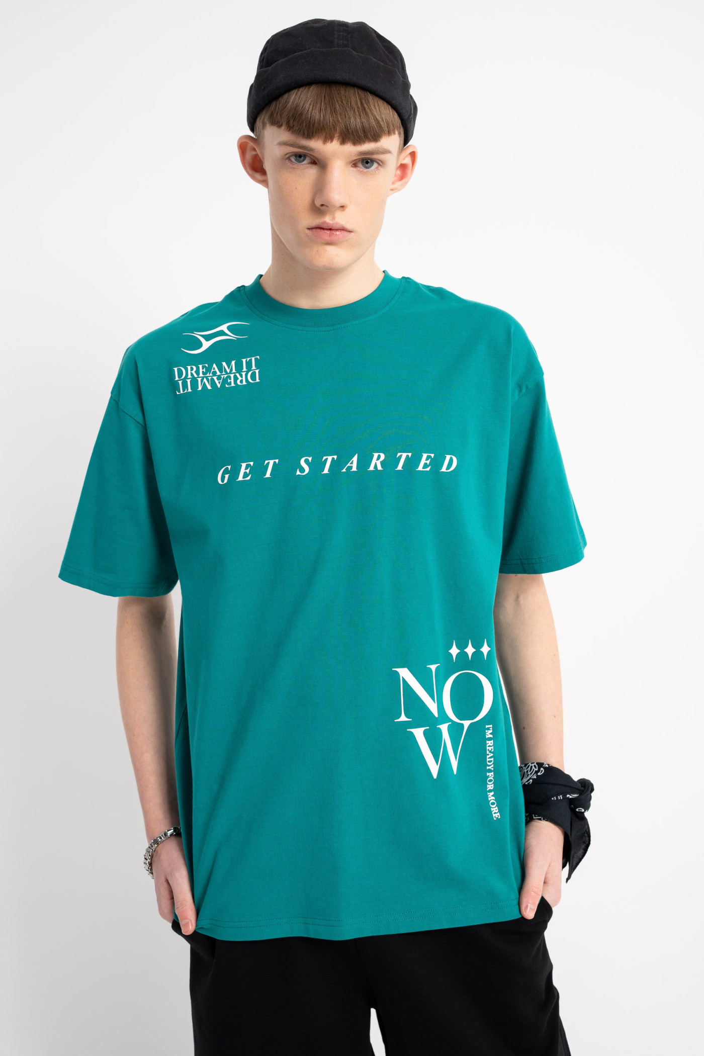 T-shirt w kolorze morskim z kontrastową grafiką z przodu