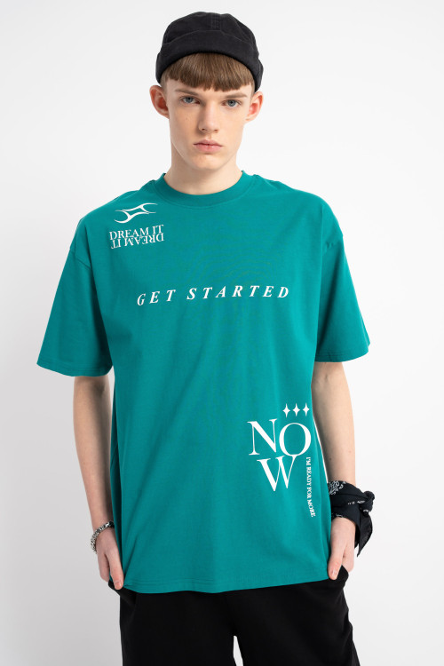 T-shirt w kolorze morskim z kontrastową grafiką z przodu
