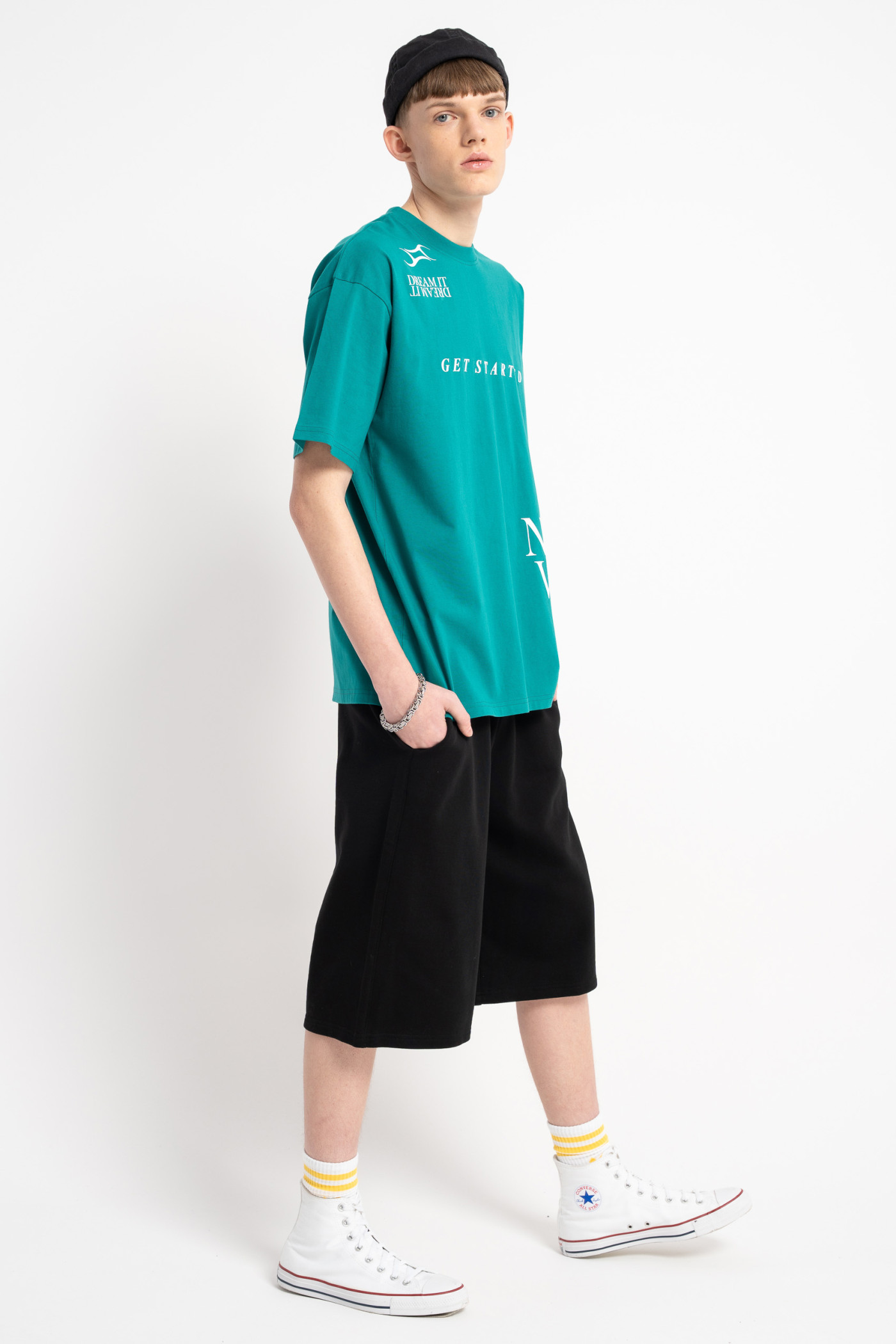 T-shirt w kolorze morskim z kontrastową grafiką z przodu