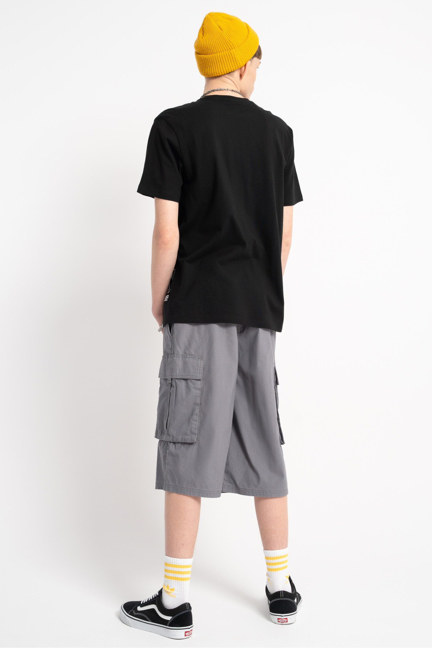 Czarny t-shirt z asymetryczną grafiką z przodu