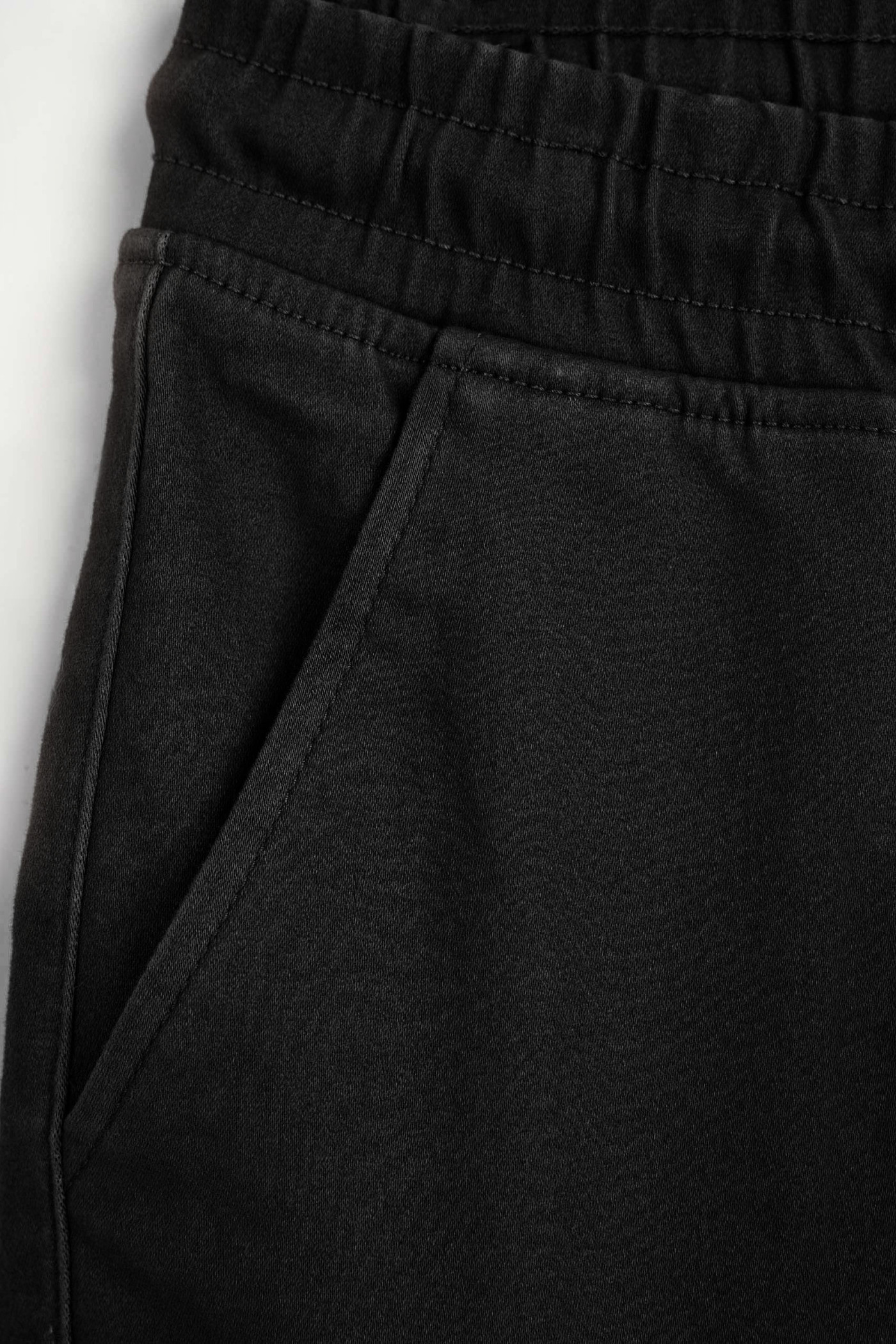 Czarne spodnie typu joggery z naszywanymi kieszeniami