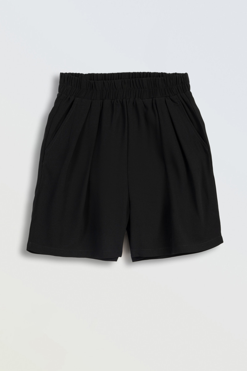 Eleganckie krótkie spodenki w kolorze czarnym z szerokimi nogawkami, czarny