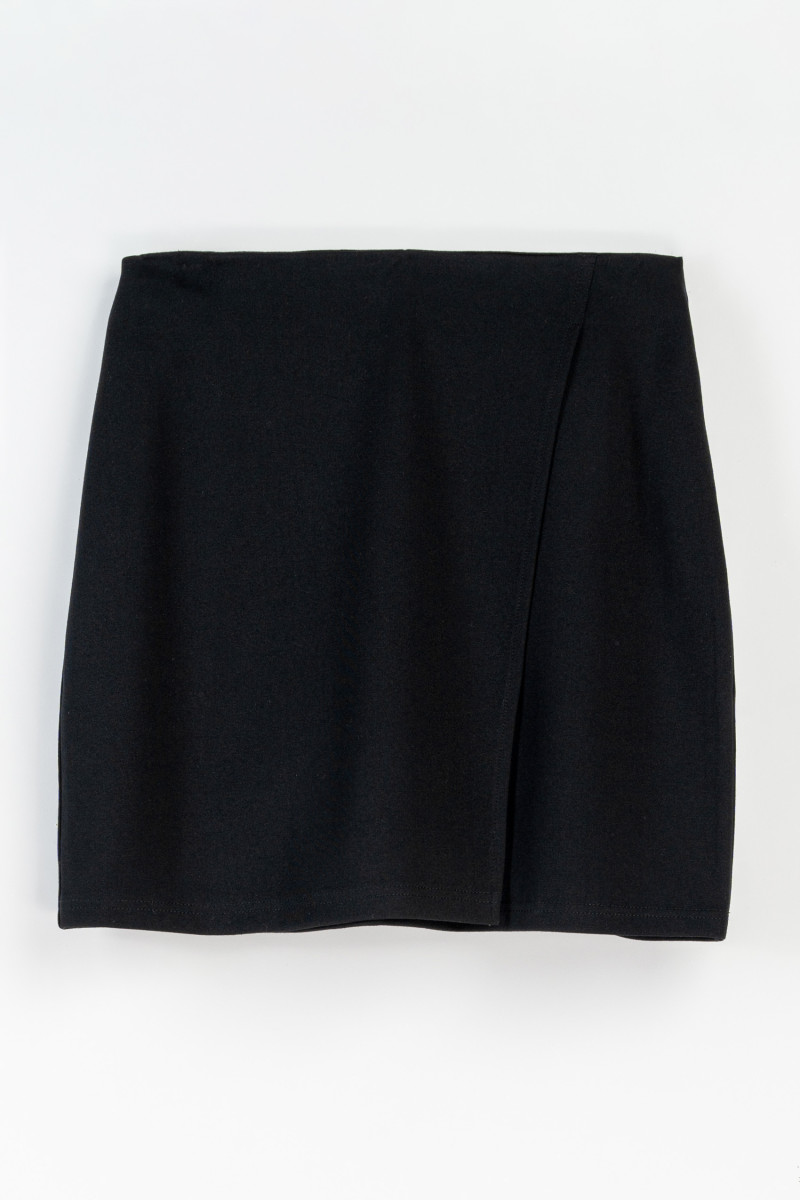 Czarna spódnica mini z asymetryczną zakładką z przodu, czarny