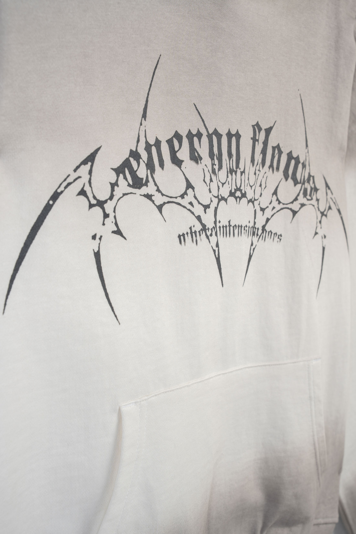 Kremowa bluza z kapturem z autorską grafiką z przodu Kremowa bluza z kapturem z autorską grafiką z przodu