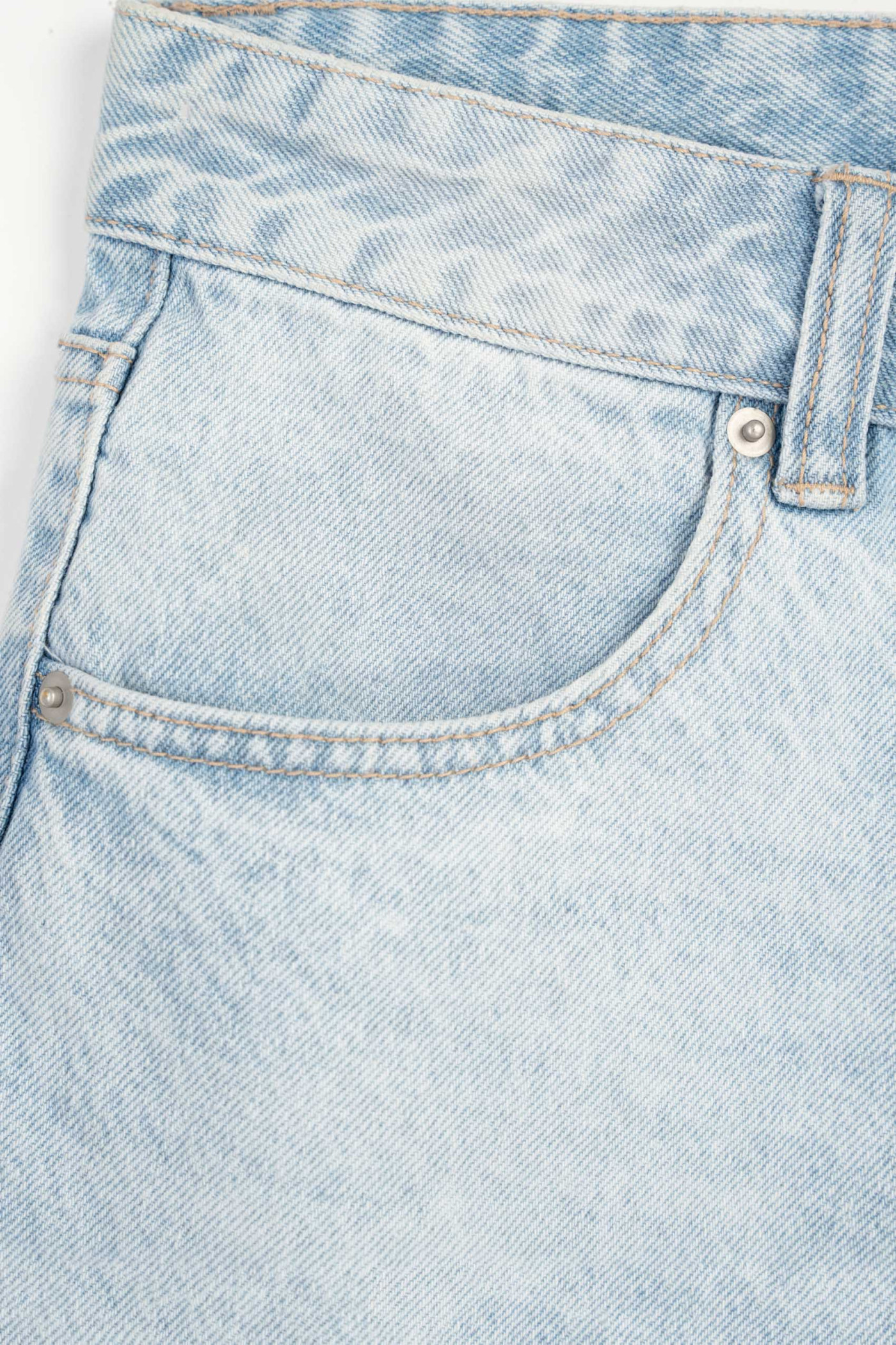 Jasnoniebieskie krótkie spodenki jeansowe z efektem strzępionych nogawek