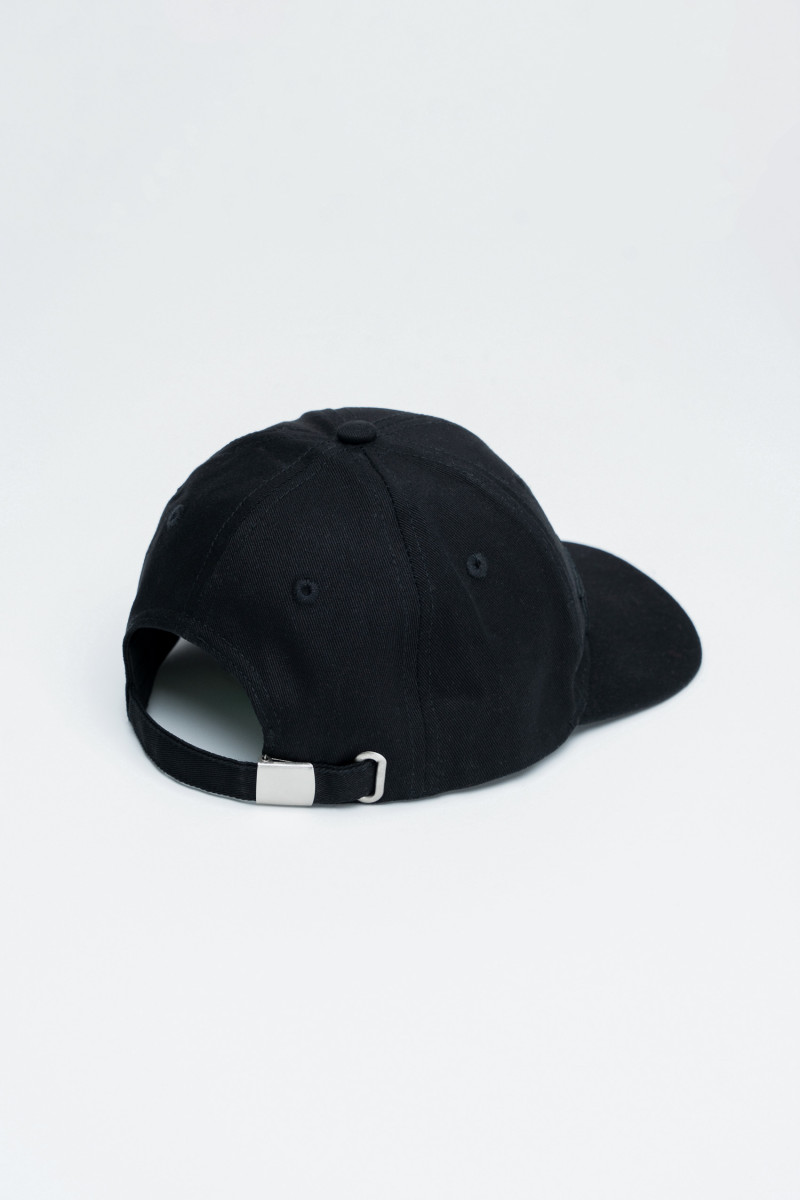 Czarna czapka z daszkiem z haftem z przodu, czarny