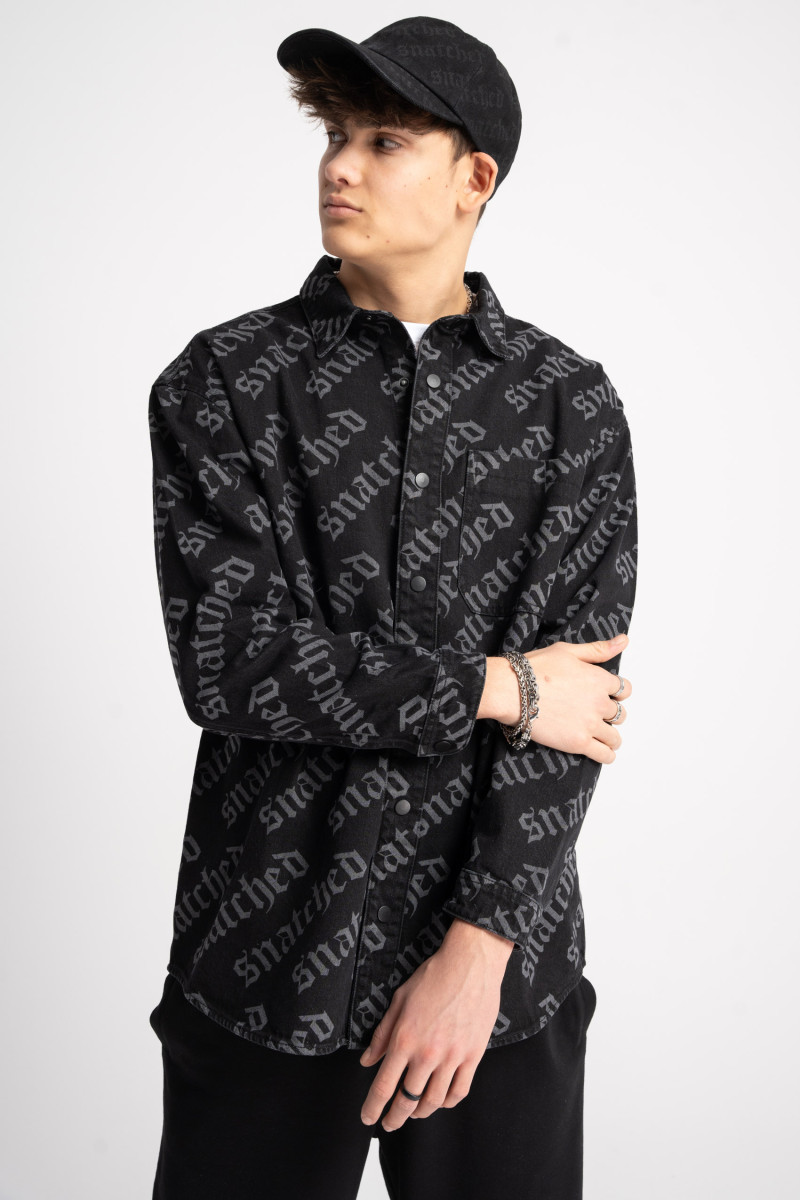 Czarna czapka z daszkiem z nadrukiem na całości, czarny