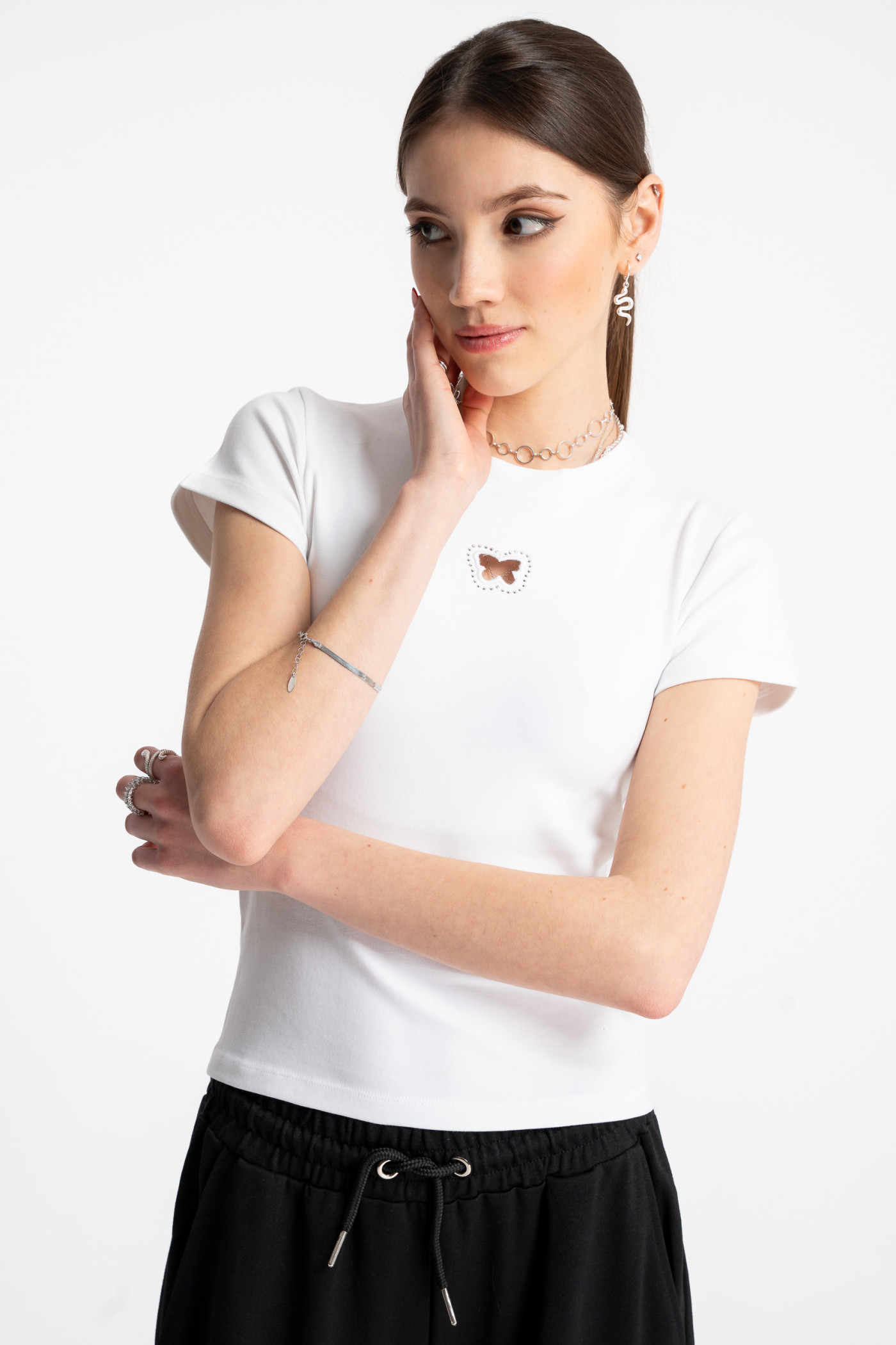 Biała bluzka SLIM z ozdobną aplikacją z przodu