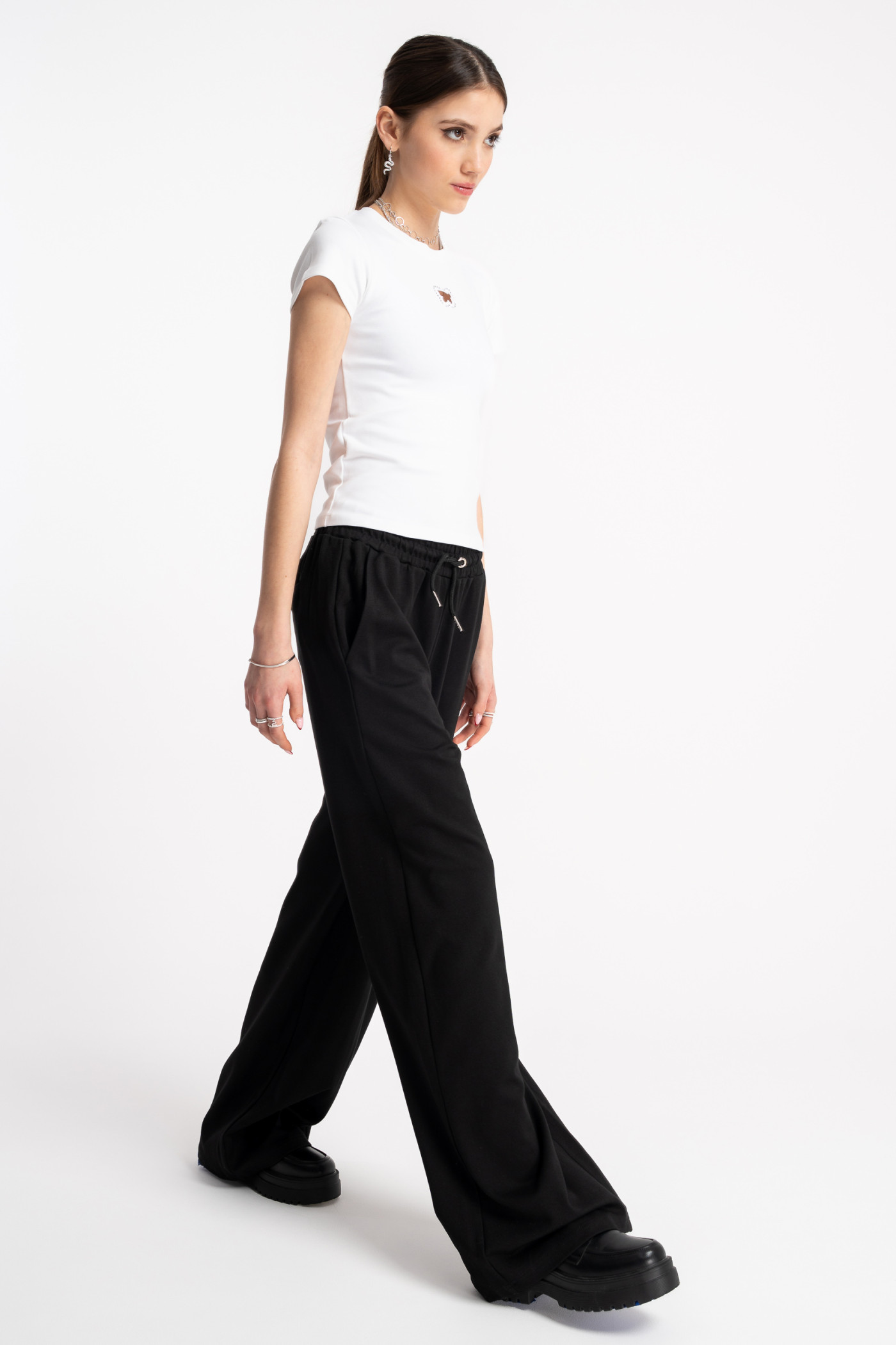 Biała bluzka SLIM z ozdobną aplikacją z przodu