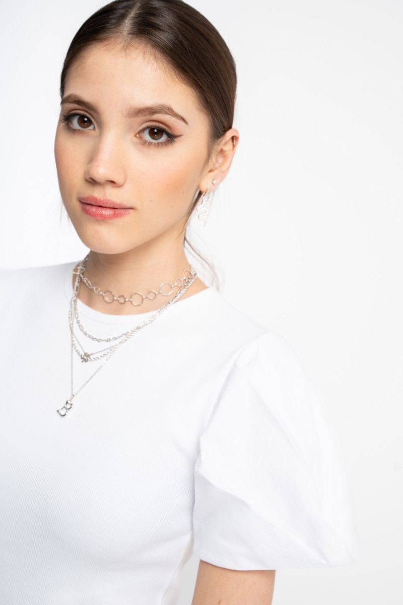 Biała bluzka SLIM z dzianiny prążkowanej z ozdobnymi rękawami, biały