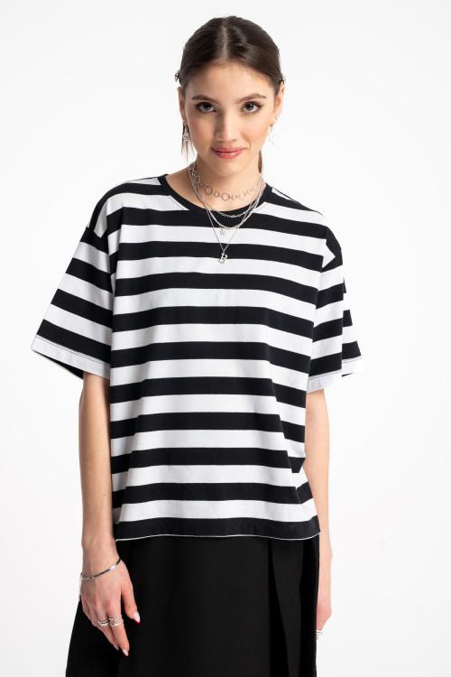 Luźny t-shirt w biało czarne pasy Luźny t-shirt w biało czarne pasy