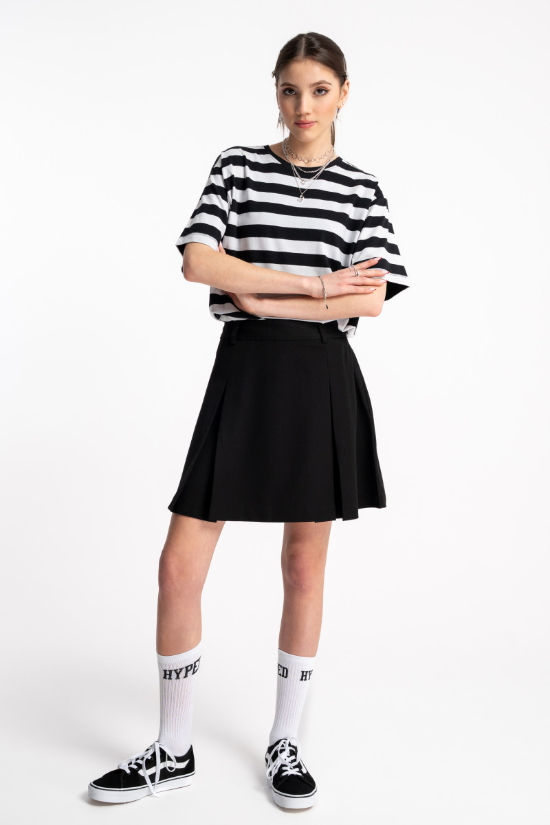 Luźny t-shirt w biało czarne pasy