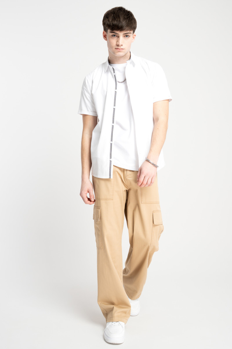 Biała koszula o klasycznym kroju z krótkim rękawem, biały