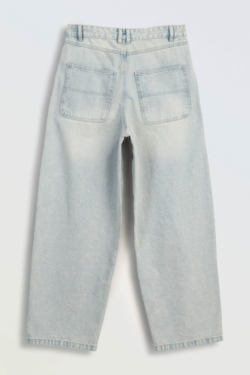 Jasnoniebieskie spodnie jeansowe o kroju BAGGY