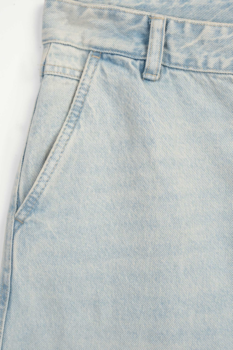 Jasnoniebieskie spodnie jeansowe o kroju BAGGY