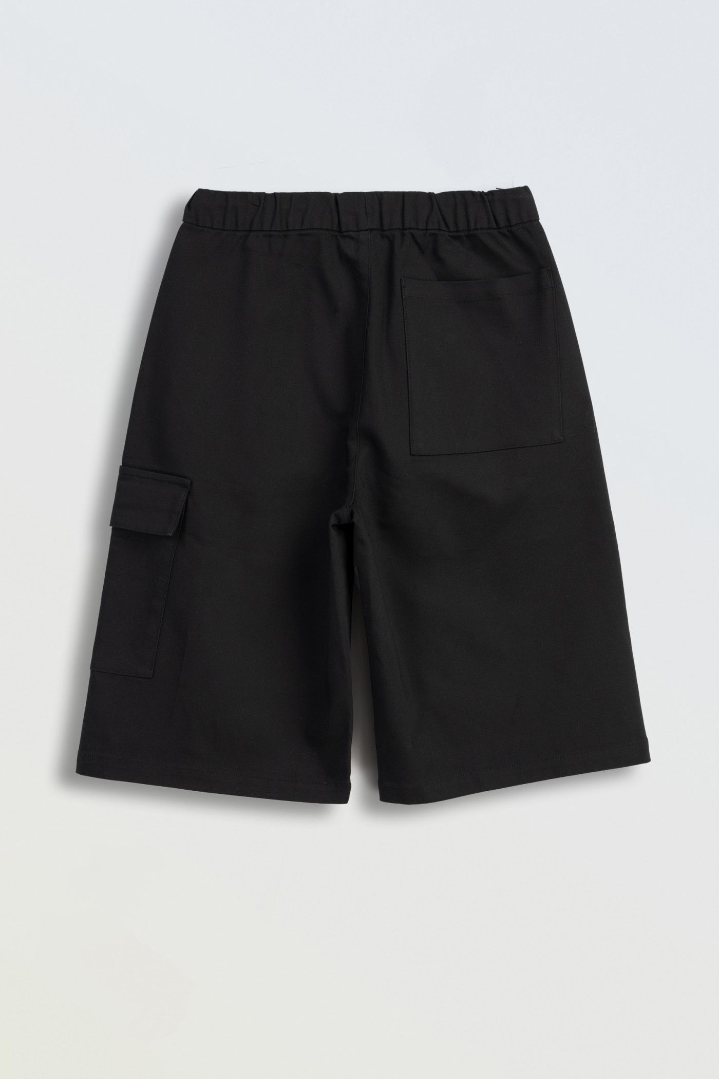 Czarne krótkie spodenki model JORTS z kieszenią na nogawce