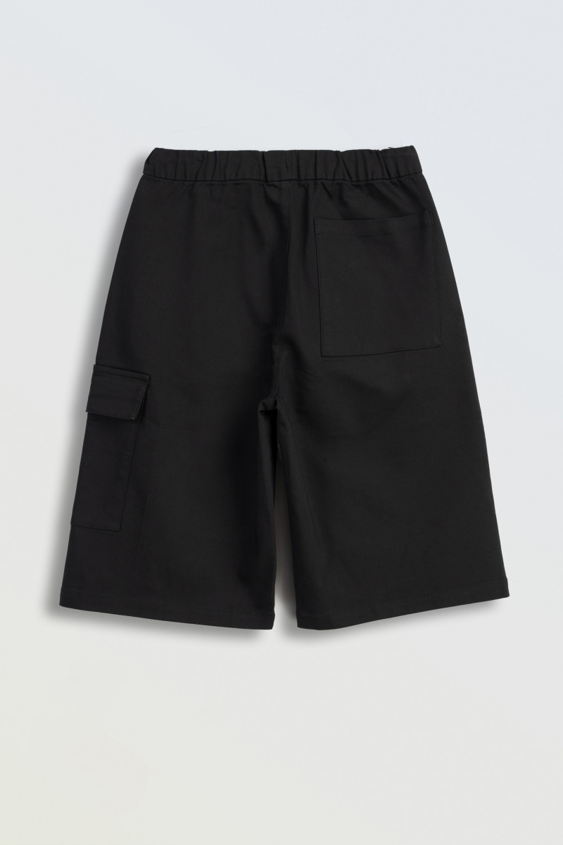 Czarne krótkie spodenki model JORTS z kieszenią na nogawce