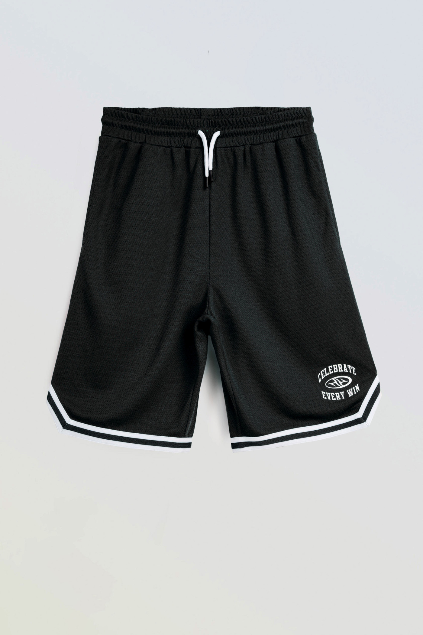 Czarne krótkie spodenki z kontrastową lamówką